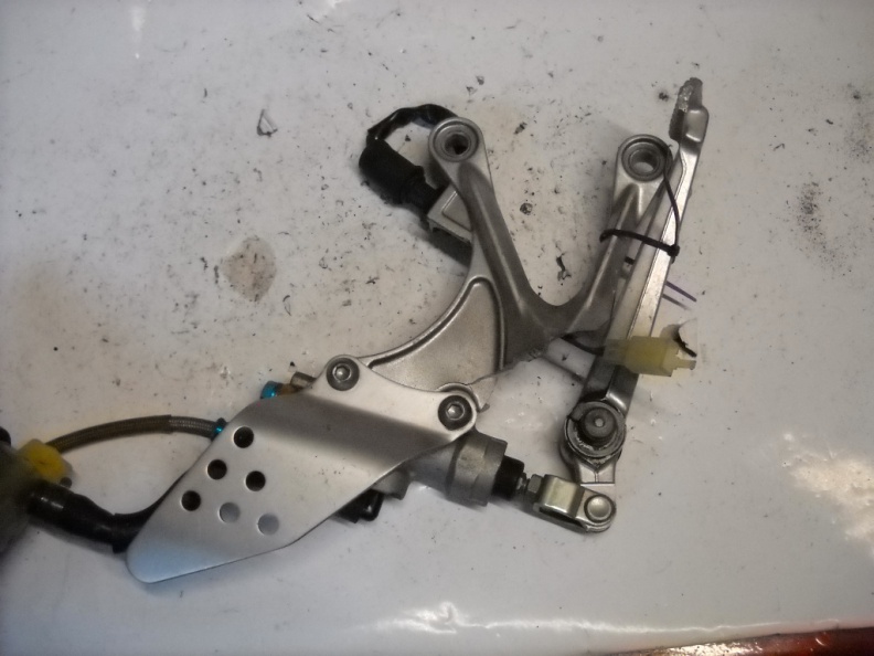 SUPPORTO PEDANA DESTRO  KAWASAKI ZX 6 R 636 05-06