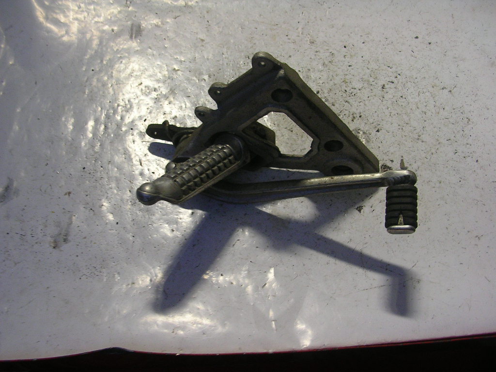 SUPPORTO PEDANA DESTRO  SUZUKI RG 250 86-87
