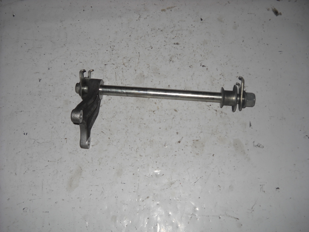 PERNO RUOTA POSTERIORE  SUPPORTO PINZA FRENO POSTERIORE  SUZUKI GS 450 GS 500