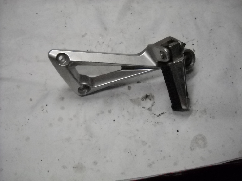 SUPPORTO PEDANA PASSEGGERO DESTRA YAMAHA BT BULLDOG 1100  02-06