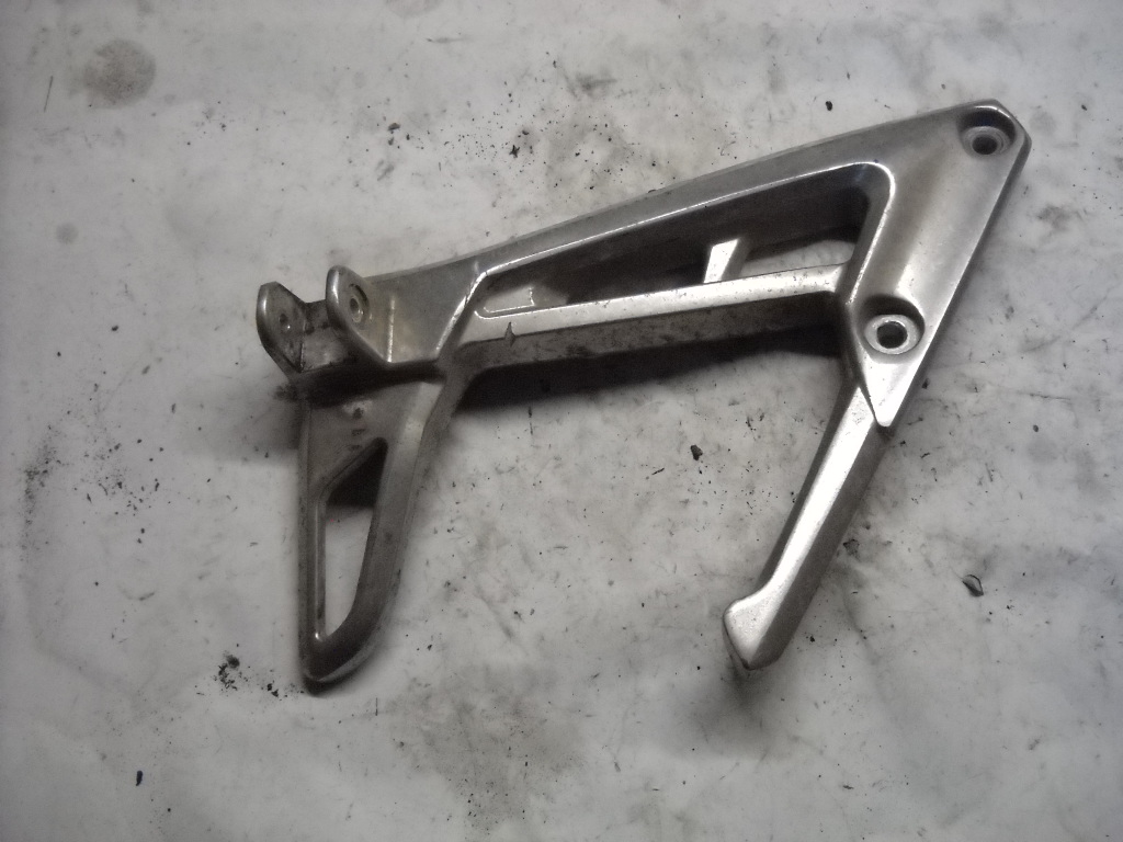 SUPPORTO PEDANA PASSEGGERO SINISTRA YAMAHA FZS FAZER 01-05