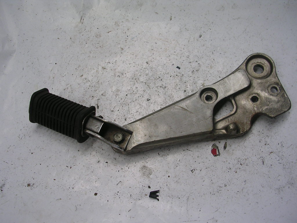 SUPPORTO PEDANA DESTRO  SUZUKI GS 750 1100 KATANA 81-86