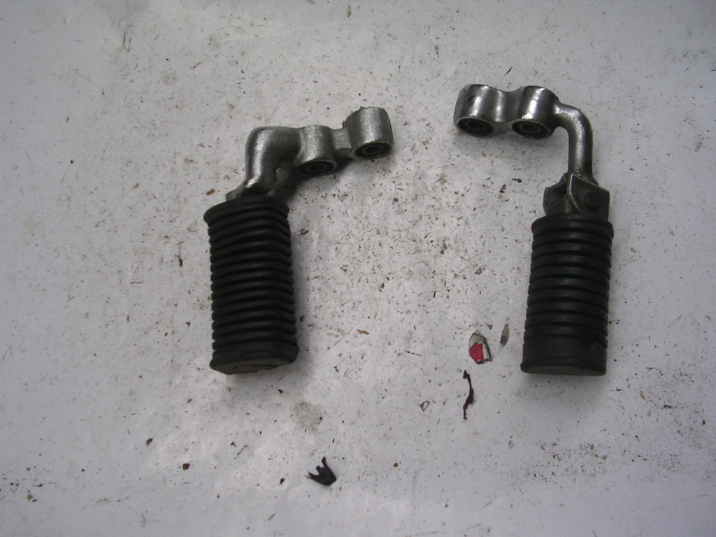 SUPPORTO PEDANA DESTRO  SUZUKI GS 750 1100 KATANA 81-86